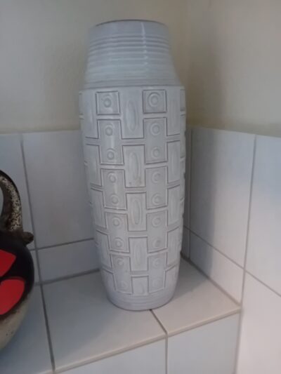 een witte Scheurich vaas uit Duitsland jaren 70 model Artikelnr: 37546