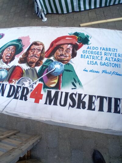 Vintage bioscoop doek  4,00 x 1,60 mtr de 4 musketiers  1963 Artikelnummer: 37628