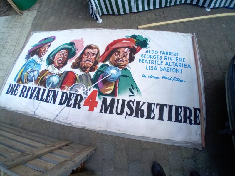Vintage bioscoop doek  4,00 x 1,60 mtr de 4 musketiers  1963 Artikelnummer: 37628