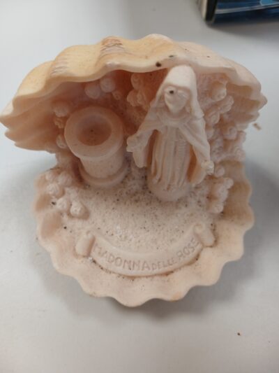 Madonna Delle Rosse in antiek wijwatervat Art.nr 39780