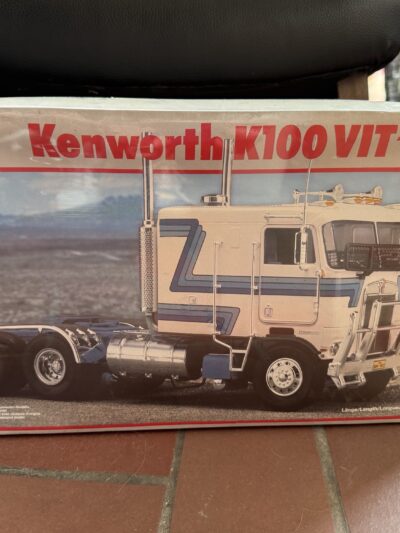 Modelkit Truck Kenworth K100 VIT "Australia" artnr.40093