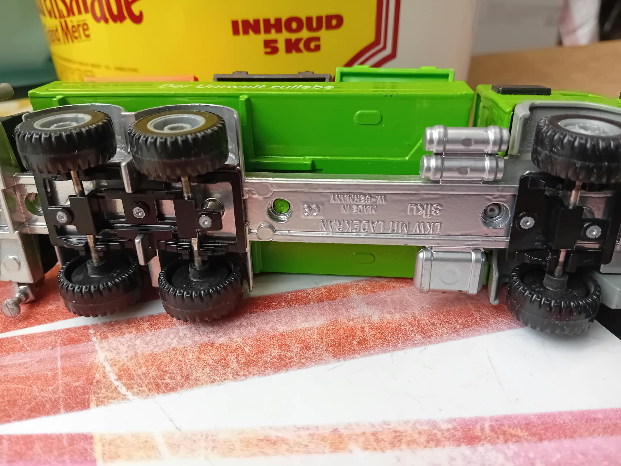 Zde vrachtwagencombinatie Siku 3813 Iveco TurboStar Recycling Transporter art.nr 40366, - Afbeelding 4