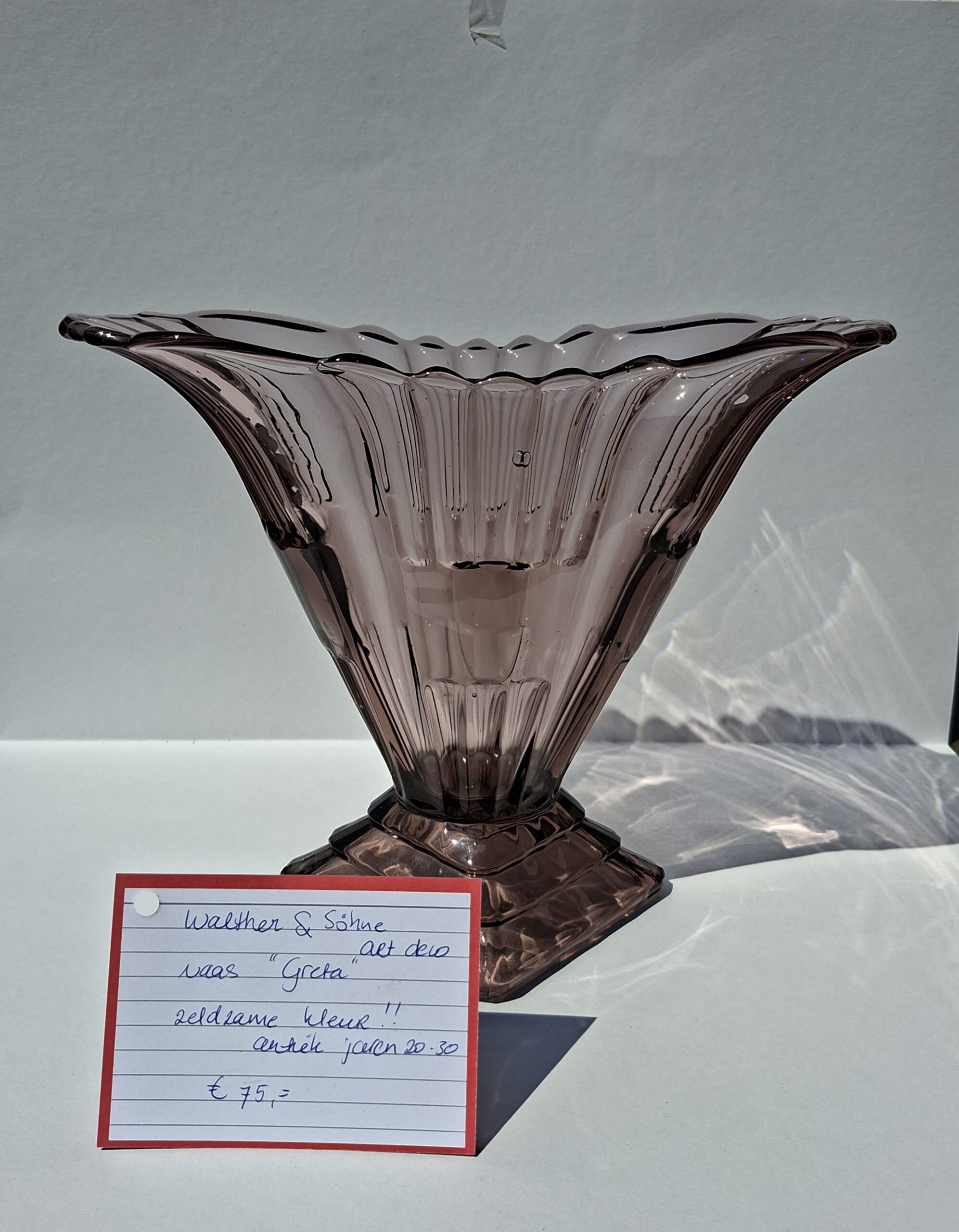 Greta‑vaas Art‑Deco persglasmodel van Auguste Walther & Söhne, art nr 40621