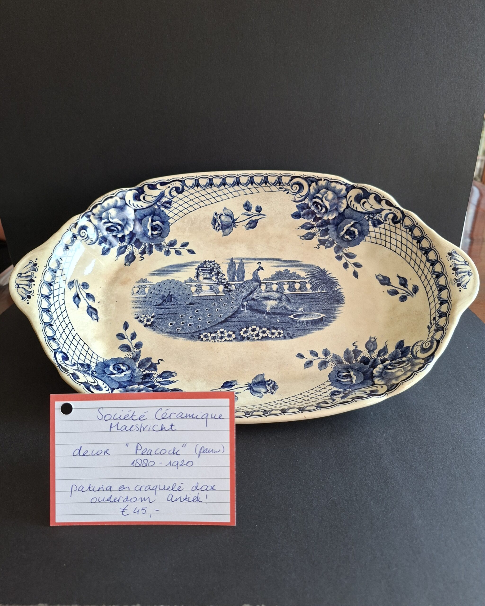 Prachtige blauw‑witte serveerschaal van Société Céramique Maastricht, art. nr 40632