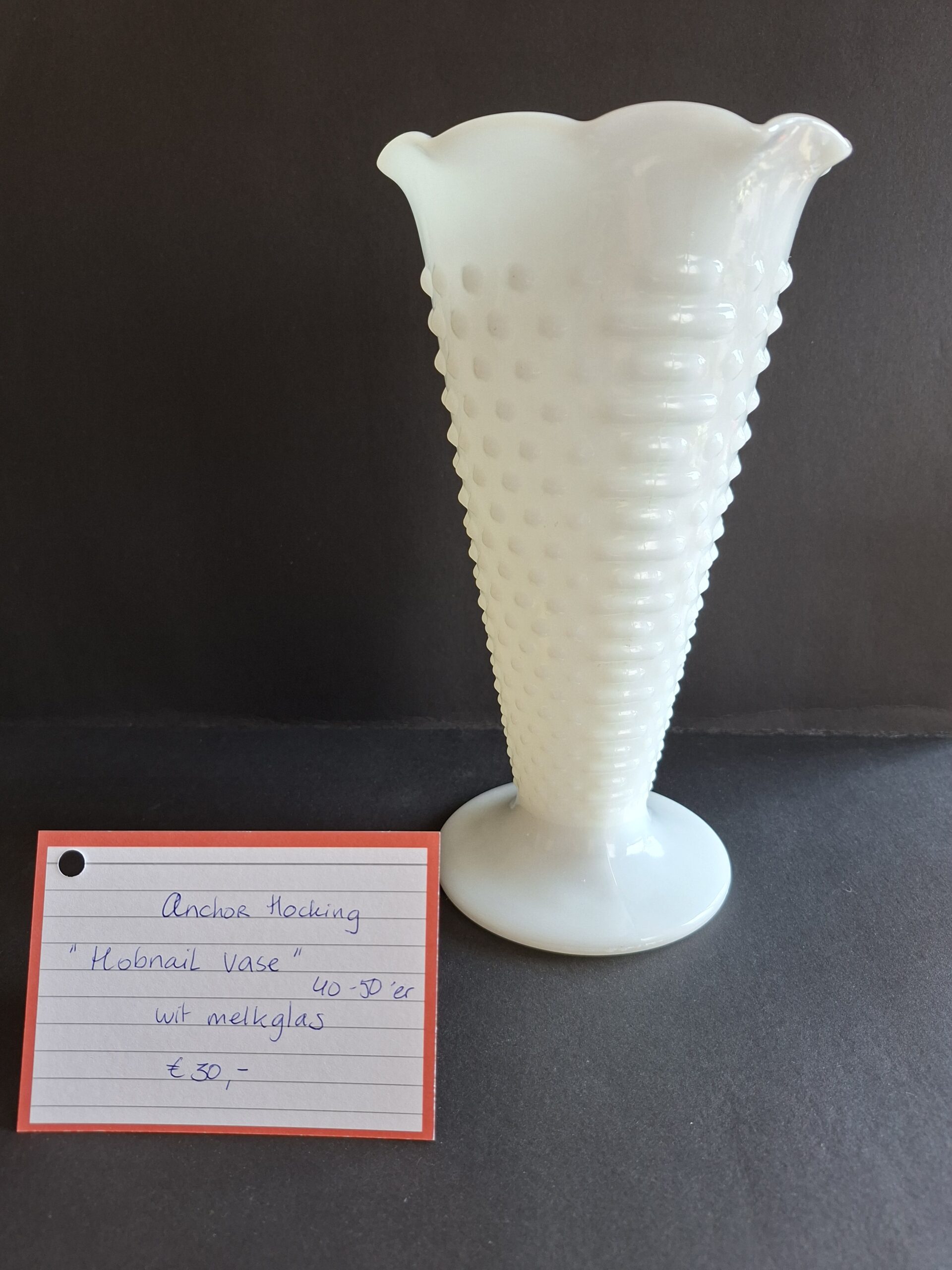 Witte melkglazen vaas hobnail‑patroon, art nr 40637