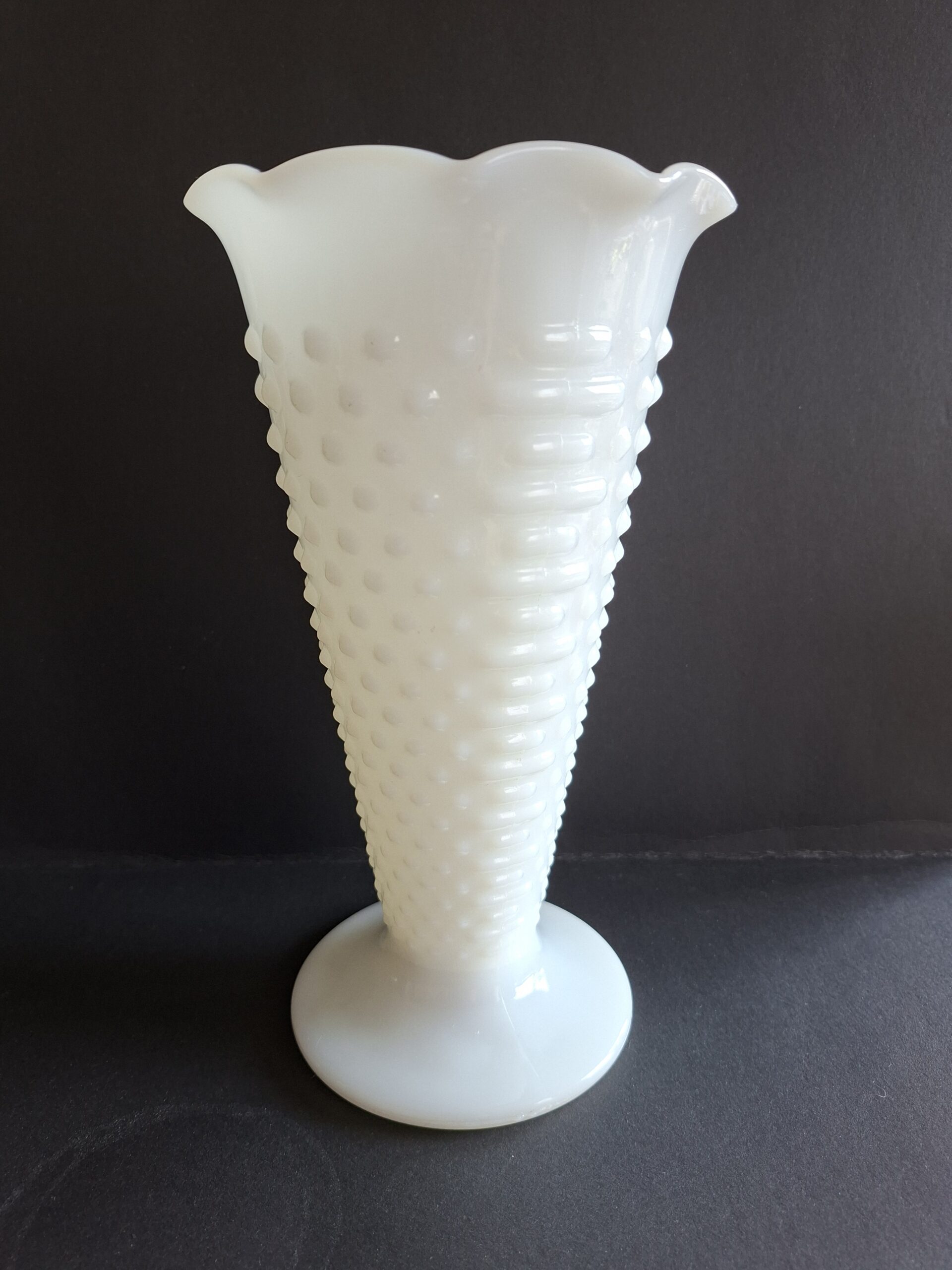Witte melkglazen vaas hobnail‑patroon, art nr 40637 - Afbeelding 2
