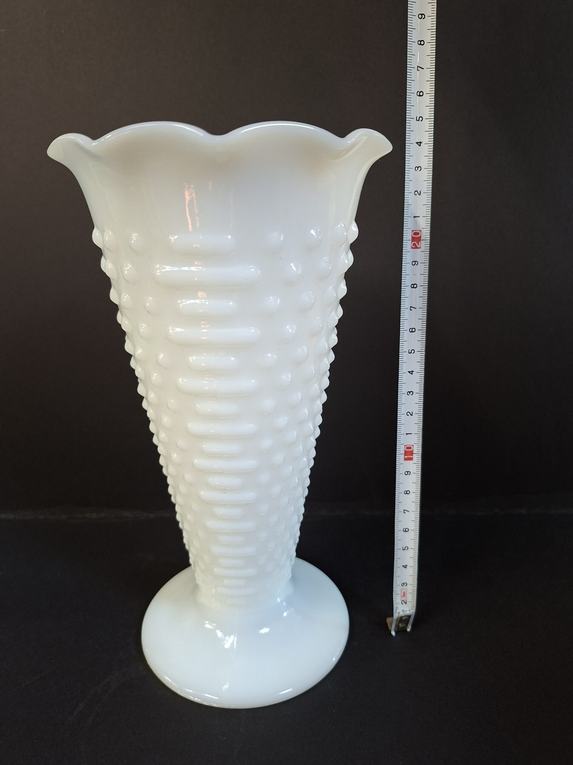 Witte melkglazen vaas hobnail‑patroon, art nr 40637 - Afbeelding 3