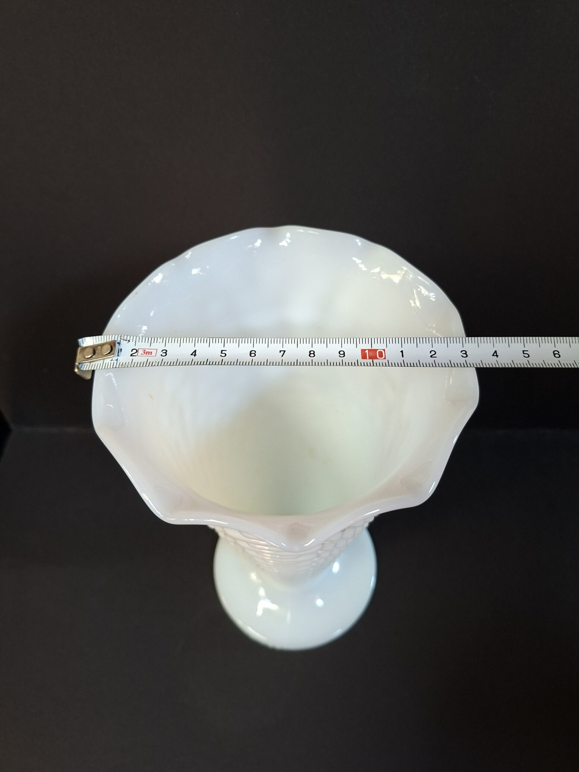 Witte melkglazen vaas hobnail‑patroon, art nr 40637 - Afbeelding 4