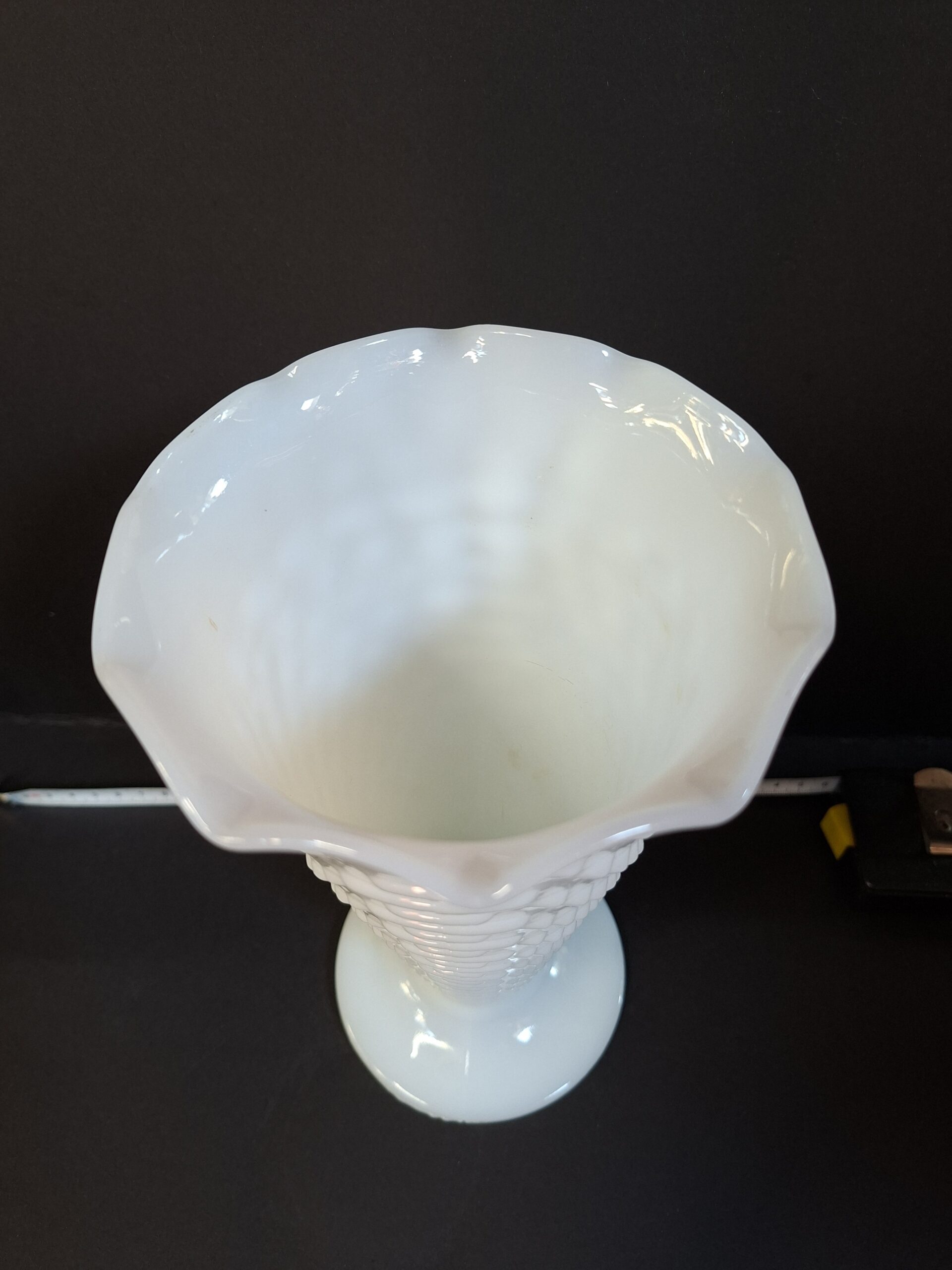 Witte melkglazen vaas hobnail‑patroon, art nr 40637 - Afbeelding 5