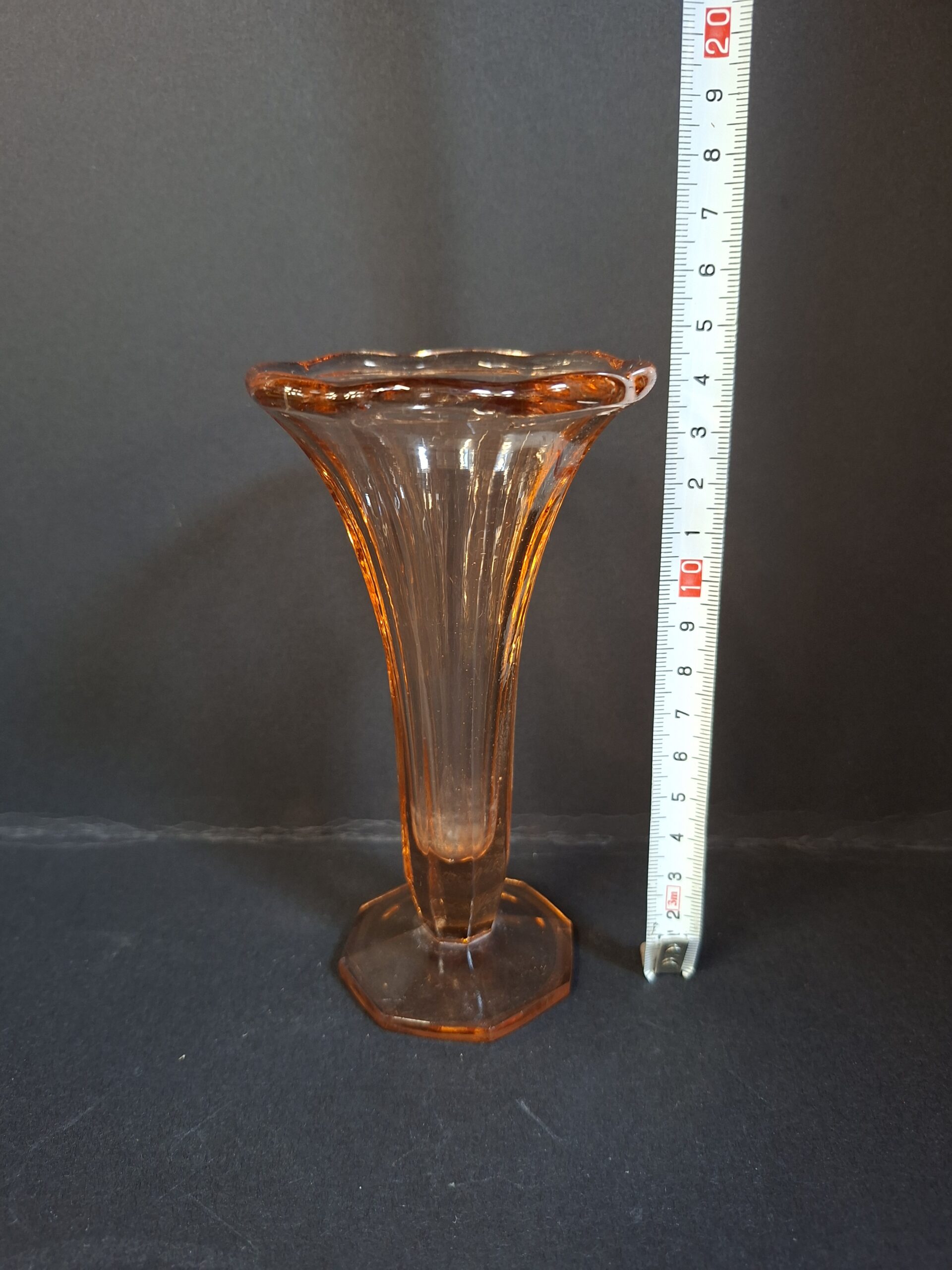 Val Saint Lambert vaasje (Art Deco, roze‑amber glas) art. nr 40643 - Afbeelding 3