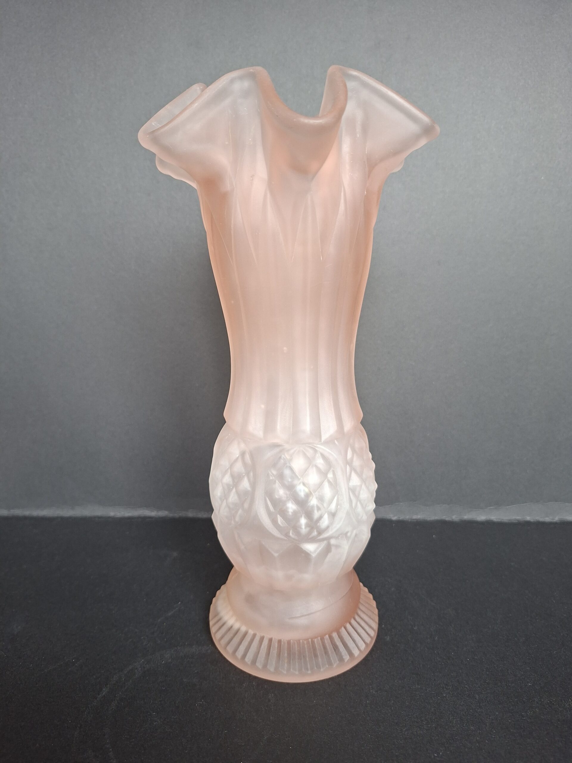 Roze satijnglazen vaas in Art deco-stijl, art.nr 40528 - Afbeelding 2