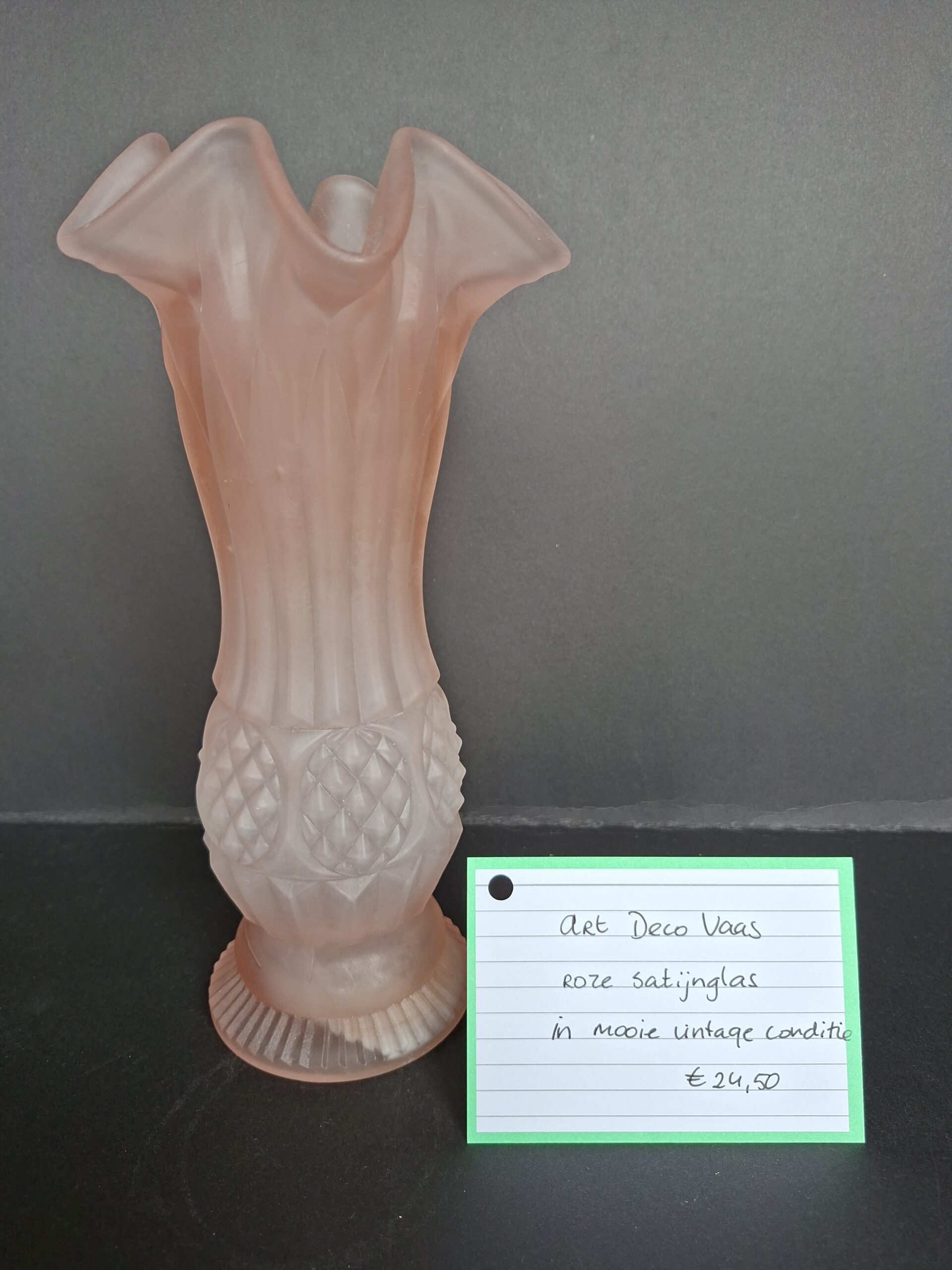 Roze satijnglazen vaas in Art deco-stijl, art.nr 40528